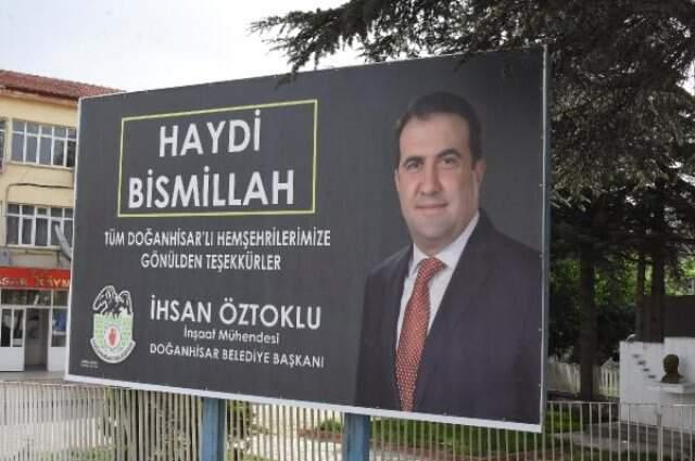 Belediye Başkanı, Teşekkür Afişinin Yırtılması Nedeniyle Çıkan Tartışmada Öldürülmüş