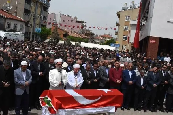 Belediye Başkanı, teşekkür afişinin yırtılması nedeniyle çıkan tartışmada öldürülmüş (2) Belediye Başkanı, teşekkür afişinin yırtılması nedeniyle çıkan tartışmada öldürülmüş (2)