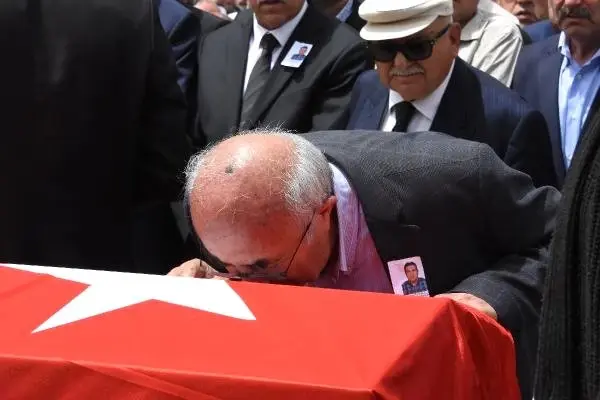 Belediye Başkanı, teşekkür afişinin yırtılması nedeniyle çıkan tartışmada öldürülmüş (2) Belediye Başkanı, teşekkür afişinin yırtılması nedeniyle çıkan tartışmada öldürülmüş (2)