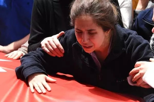 Belediye Başkanı, teşekkür afişinin yırtılması nedeniyle çıkan tartışmada öldürülmüş (2) Belediye Başkanı, teşekkür afişinin yırtılması nedeniyle çıkan tartışmada öldürülmüş (2)