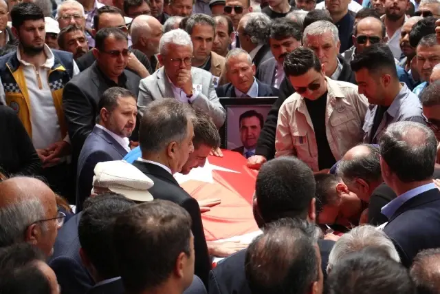 Bıçaklanarak ölen Belediye Başkanı Öztoklu son yolculuğuna uğurlandı Bıçaklanarak ölen Belediye Başkanı Öztoklu son yolculuğuna uğurlandı