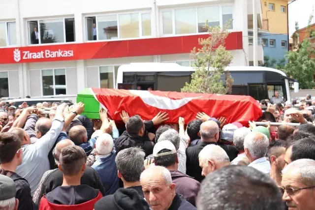 Bıçaklanarak ölen Belediye Başkanı Öztoklu son yolculuğuna uğurlandı Bıçaklanarak ölen Belediye Başkanı Öztoklu son yolculuğuna uğurlandı