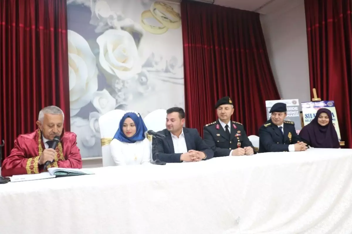 Düğünlerde silah atma olaylarına dikkat çekmek için birlikte nikâh şahidi oldular