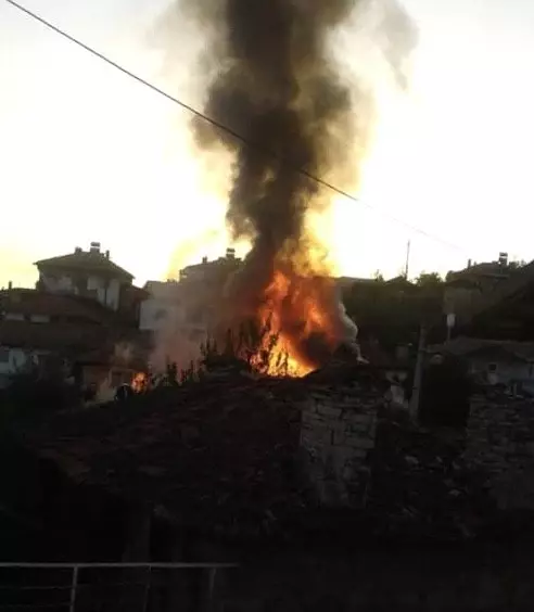 Elektrik kontağından çıkan yangın ahşap evi kül etti