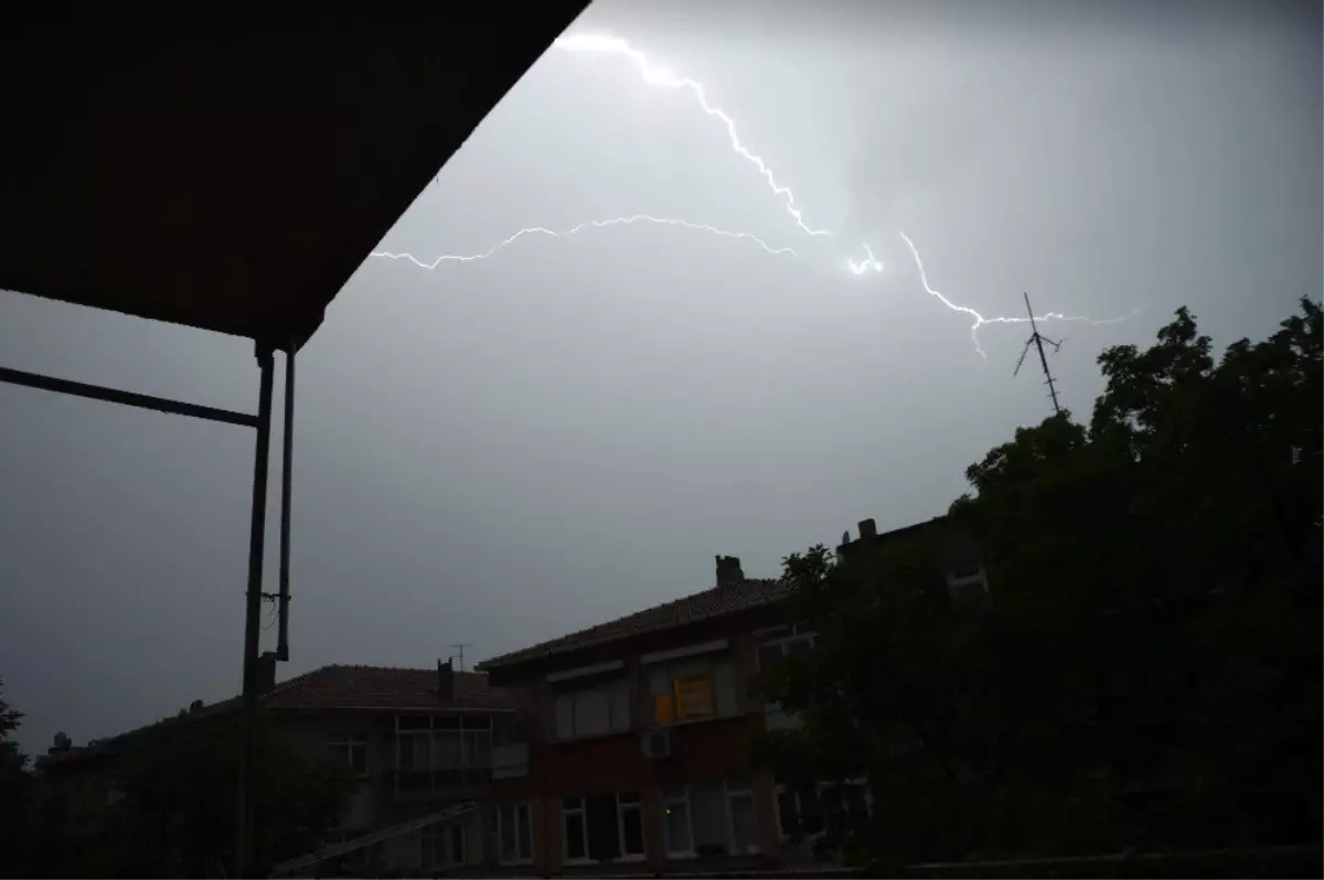 İstanbul'da şimşekler gökyüzünü aydınlattı