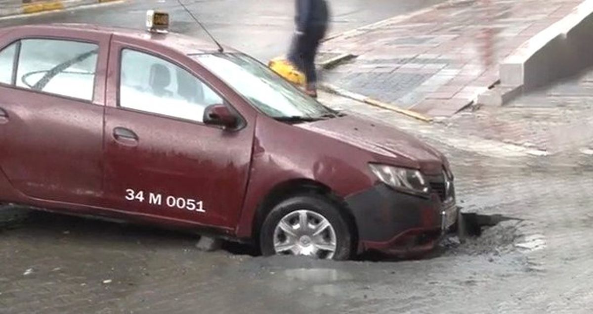 İstanbul'da Korkutan Görüntü! Taksi, Yol Çökmesi Nedeniyle Oluşan Çukura Düştü