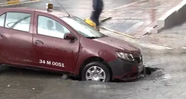 İstanbul'da Korkutan Görüntü! Taksi, Yol Çökmesi Nedeniyle Oluşan Çukura Düştü