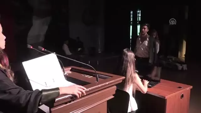 Kadına yönelik şiddeti tiyatro oyunuyla anlattılar