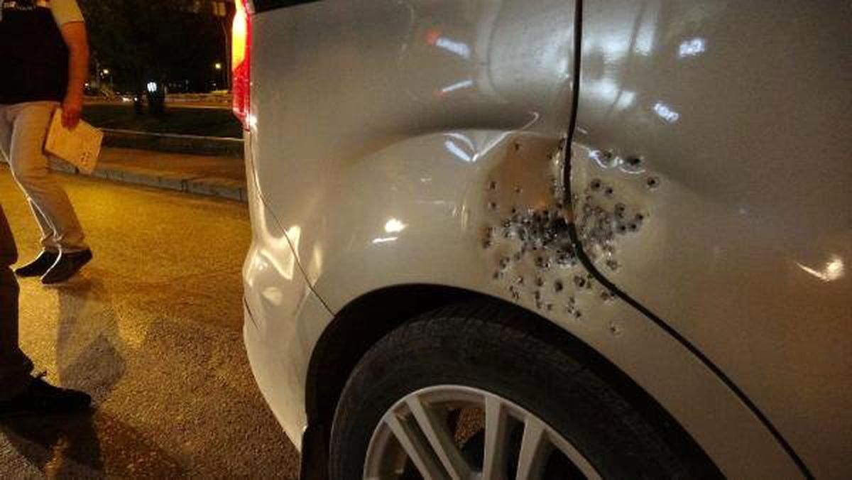 Kırmızı ışıkta bekleyen hafif ticari araca otomobilden ateş açıldı
