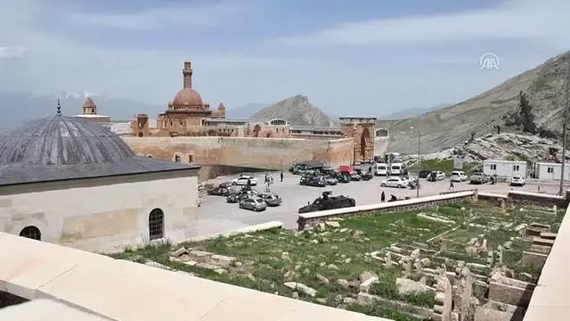 Konuk ralliciler İshak Paşa Sarayı'na hayran kaldı Konuk ralliciler İshak Paşa Sarayı'na hayran kaldı