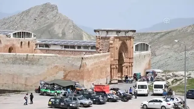Konuk ralliciler İshak Paşa Sarayı'na hayran kaldı Konuk ralliciler İshak Paşa Sarayı'na hayran kaldı
