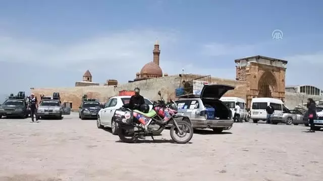 Konuk ralliciler İshak Paşa Sarayı'na hayran kaldı Konuk ralliciler İshak Paşa Sarayı'na hayran kaldı