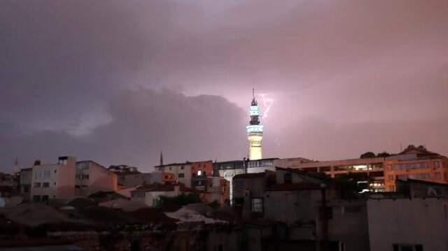 Meteoroloji Uyarmıştı! İstanbul Sabah Saatlerinde Sağanak Yağışa Teslim Oldu