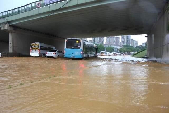 Meteoroloji Uyarmıştı! İstanbul Sabah Saatlerinde Sağanak Yağışa Teslim Oldu