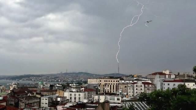 Meteoroloji Uyarmıştı! İstanbul Sabah Saatlerinde Sağanak Yağışa Teslim Oldu