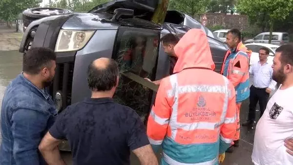 Minibüste sıkışan sürücüyü camı kırarak kurtardılar