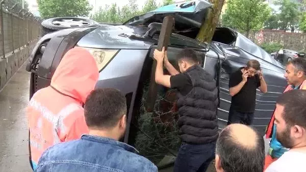 Minibüste sıkışan sürücüyü camı kırarak kurtardılar