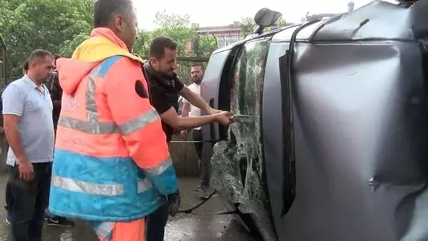 Minibüste sıkışan sürücüyü camı kırarak kurtardılar