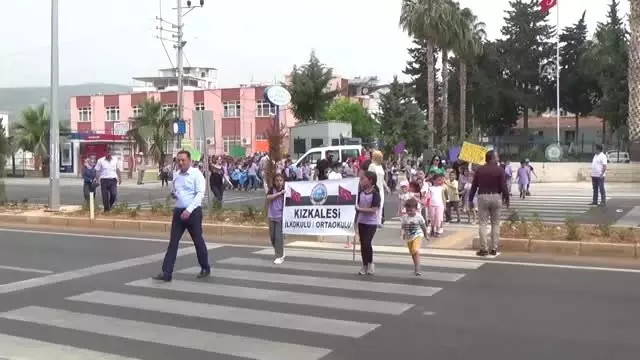 Öğrencilerden sahilde temizlik Öğrencilerden sahilde temizlik