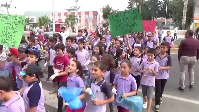 Öğrencilerden sahilde temizlik Öğrencilerden sahilde temizlik