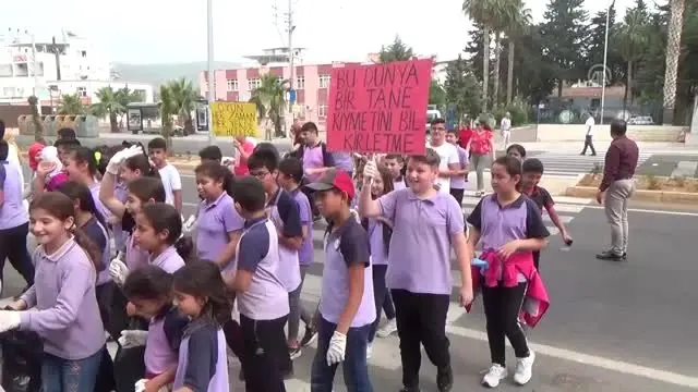 Öğrencilerden sahilde temizlik Öğrencilerden sahilde temizlik