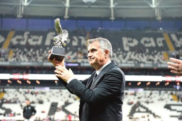 Şenol Güneş'e Teşekkür Plaketi Verildi