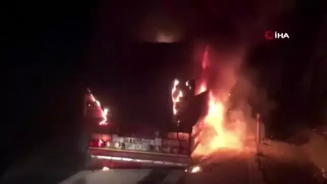 Seyir halindeki tır alev alev yandı Seyir halindeki tır alev alev yandı