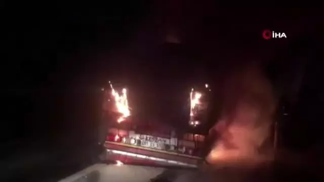 Seyir halindeki tır alev alev yandı Seyir halindeki tır alev alev yandı