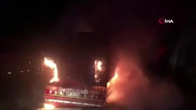 Seyir halindeki tır alev alev yandı Seyir halindeki tır alev alev yandı