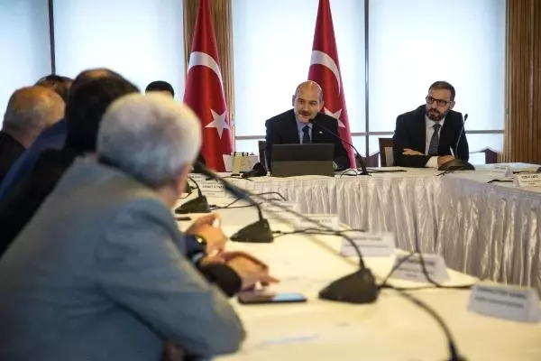 Soylu: Türkiye'yi ayakta tutan sandığın ve demokrasinin varlığıdır Soylu: Türkiye'yi ayakta tutan sandığın ve demokrasinin varlığıdır