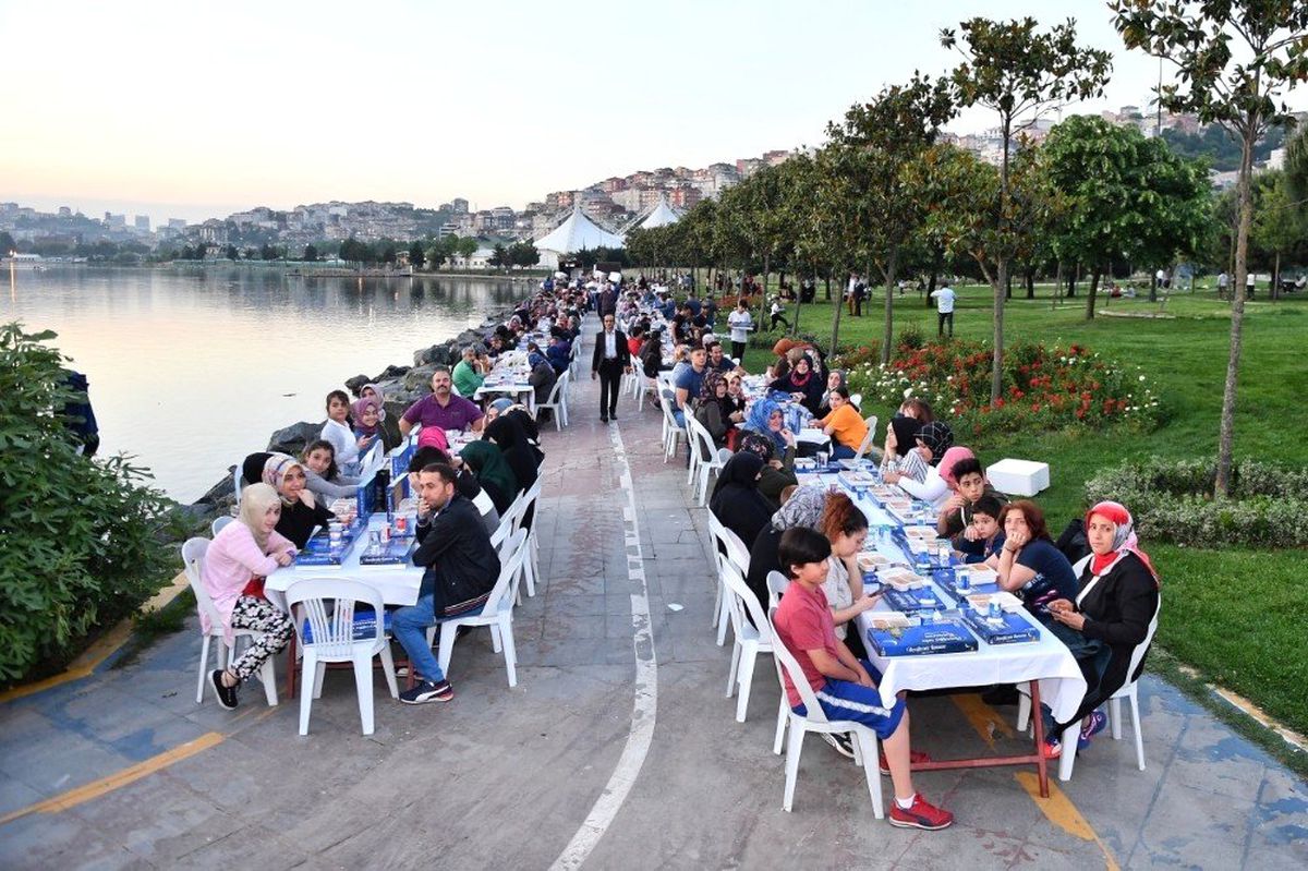 Sütlüce Sahil'de kurulan gönül sofraları yüzlerce kişiyi ağırladı