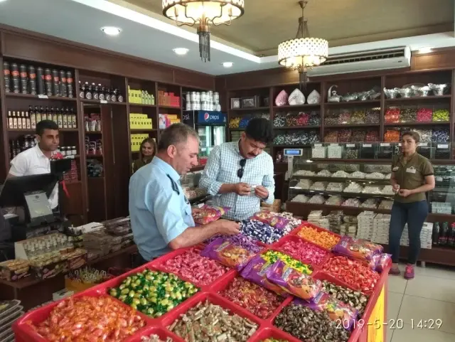 Tarsus'ta bayram öncesi şeker ve tatlı denetimi Tarsus'ta bayram öncesi şeker ve tatlı denetimi