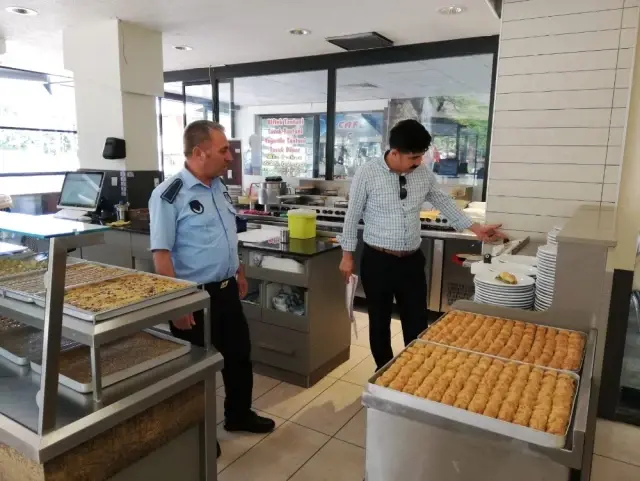 Tarsus'ta bayram öncesi şeker ve tatlı denetimi Tarsus'ta bayram öncesi şeker ve tatlı denetimi