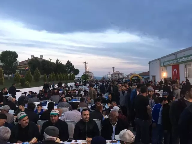 Altıntaş Belediyesi'nden halk iftarı Altıntaş Belediyesi'nden halk iftarı