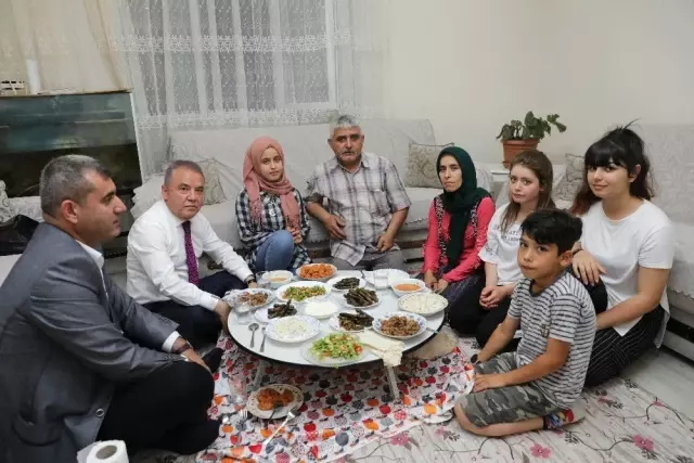 Başkan Böcek, iftarda Kiriş ailesinin konuğu oldu Başkan Böcek, iftarda Kiriş ailesinin konuğu oldu