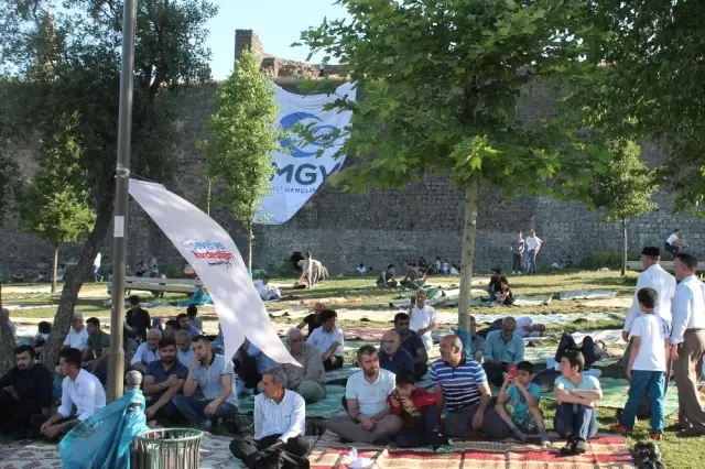 Diyarbakır'ın fethinin 1380'inci yıldönümü kutlandı Diyarbakır'ın fethinin 1380'inci yıldönümü kutlandı