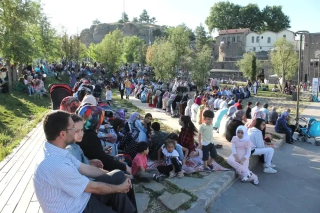 Diyarbakır'ın fethinin 1380'inci yıldönümü kutlandı Diyarbakır'ın fethinin 1380'inci yıldönümü kutlandı