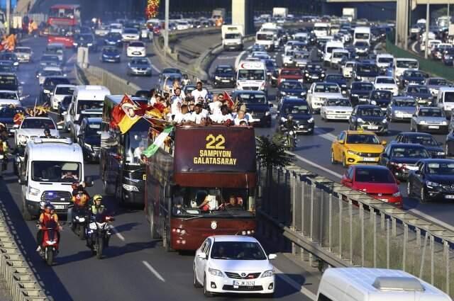 Galatasaray Kafilesi Üstü Açık Otobüsle Stada Geldi