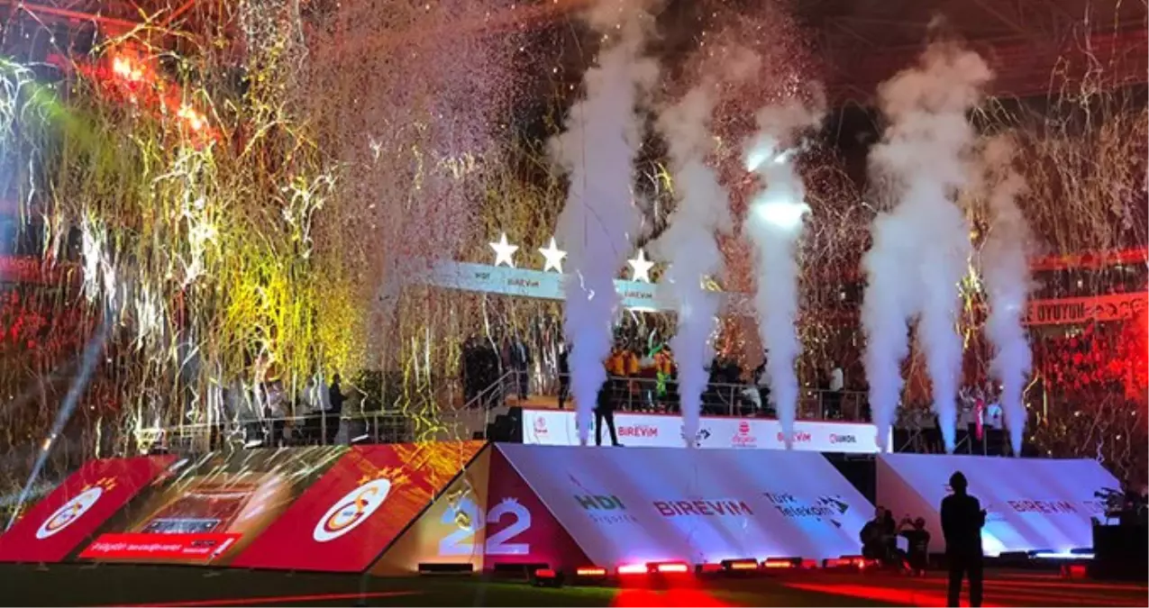Galatasaraylı Futbolcular Sahneye Hangi Şarkıyla Çıktı?