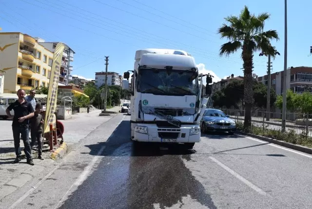 İzmir'de tır ile kamyon çarpıştı: 1 yaralı