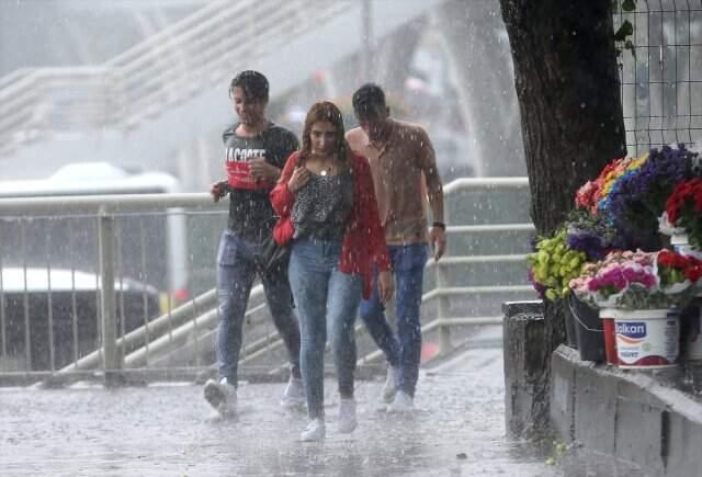 Meteoroloji Saat Verdi! İstanbul'u Etkisi Altına Alan Sağanak Yağışlar Ne Kadar Sürecek?