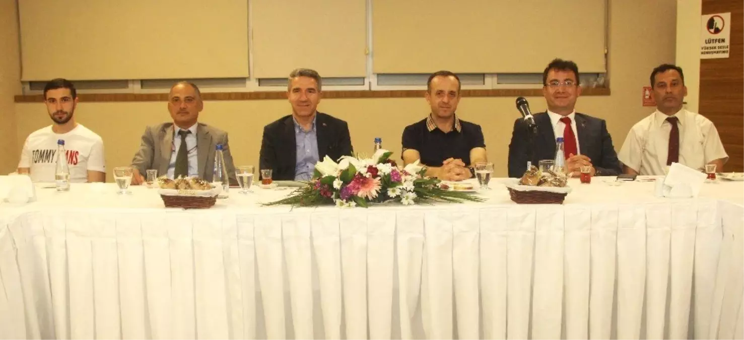 Sevgi evlerindeki çocuklarla geleneksel iftar yemeği