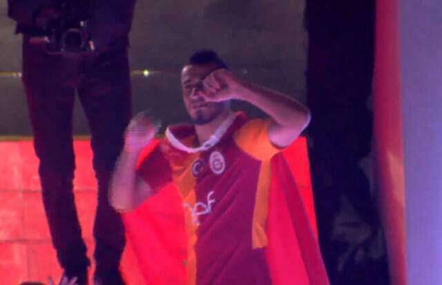 Younes Belhanda, Sahneye 'Fener Ağlama' Şarkısıyla Çıktı!