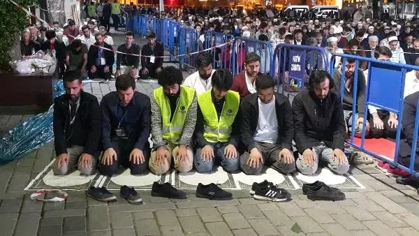 Anadolu Gençlik Derneği'nden Ayasofya Müzesi önünde namaz