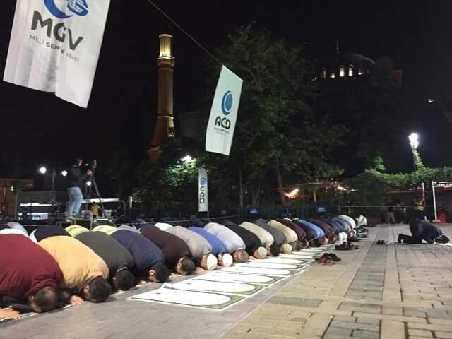 Ayasofya Önünde Toplanan Kalabalık, 'Zincirler kırılsın, Ayasofya Açılsın' Sloganları Attı