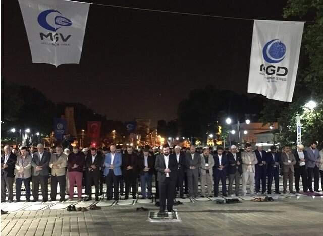 Ayasofya Önünde Toplanan Kalabalık, 'Zincirler kırılsın, Ayasofya Açılsın' Sloganları Attı