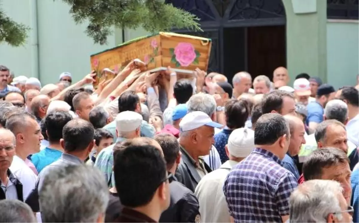 Babasının tabancasıyla vurulan Ahmet Melih toprağa verildi