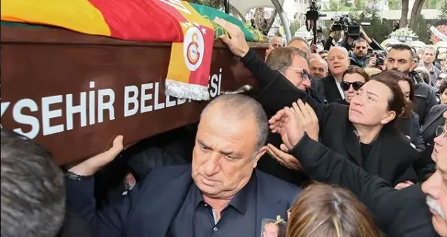 Demet Akbağ, Galatasaray'ın Şampiyonluk Kutlamalarına Katıldı Demet Akbağ, Galatasaray'ın Şampiyonluk Kutlamalarına Katıldı