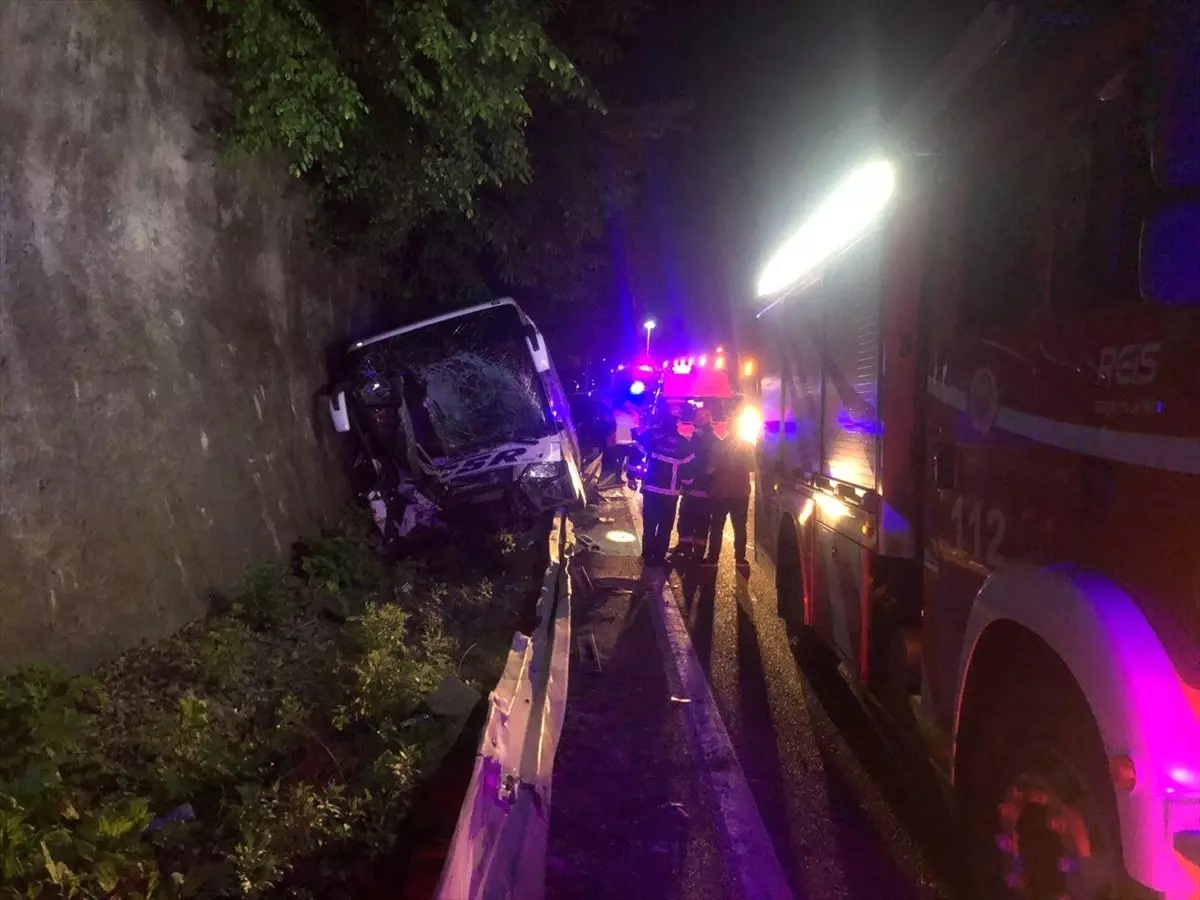 Düzce'de Yolcu Otobüsü Traktörle Çarpıştı: 1 Ölü, 12 Yaralı