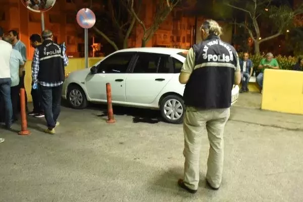 İzmir'de otomobile ateş açıldı: Baba-oğul yaralı